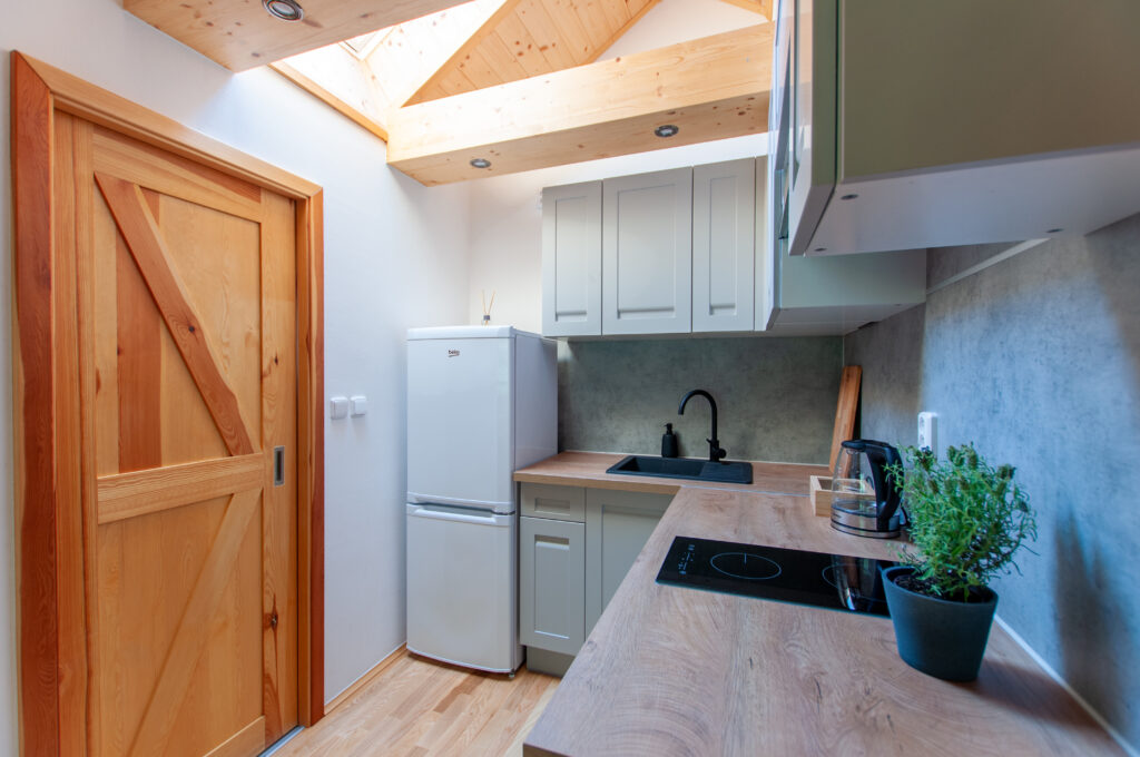 Vybavený kuchyňský kout apartmánu Terasa do lesa