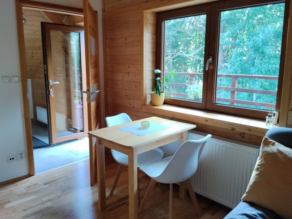 Předsíň apartmánu navazující na terasu a obývací část