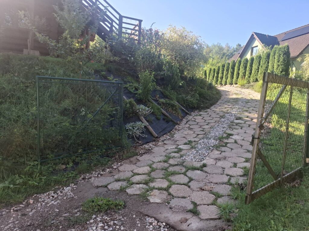 Příjezdová brána a cesta k apartmánu